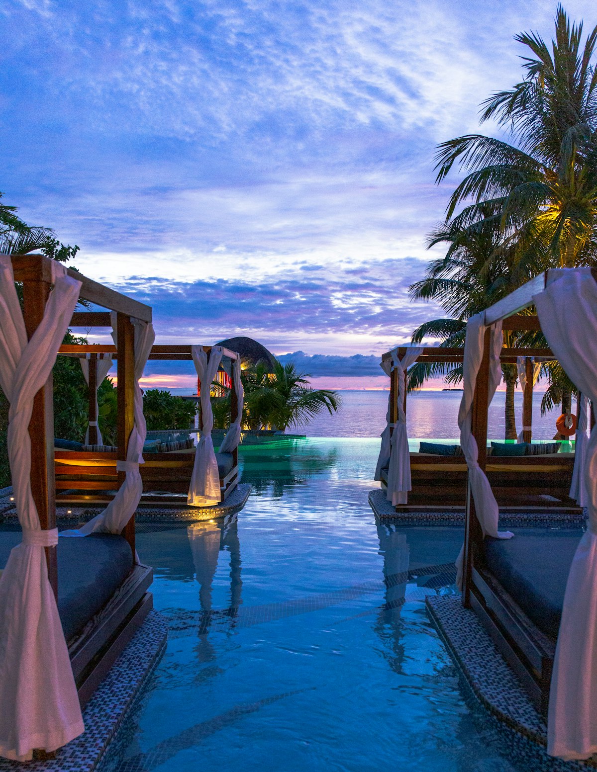 Hotel de playa al atardecer
